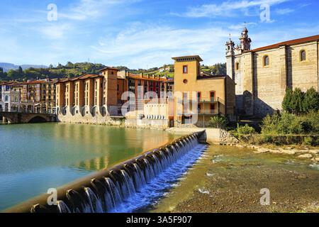 Tholosa è una piccola città vecchia con un'architettura interessante e insolita. Una bellissima diga e un ponte furono costruiti sul fiume Oria. Paesi baschi Foto Stock