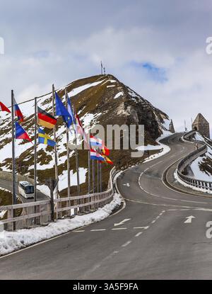 Strada turistica di Grossglockner. La prima neve cadde sulla Grossglockner Alpine Road. Austria. La strada è recintata. La strada è composta da 36 serpentine Foto Stock