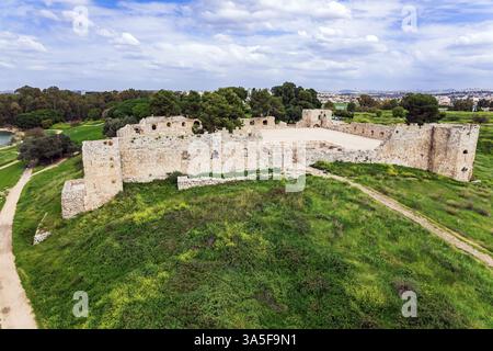 Primavera in Israele. Le colline di Yarkon Park. I resti delle mura della fortezza di Tel Afek che esisteva duemila anni fa. Riprese con drone Foto Stock