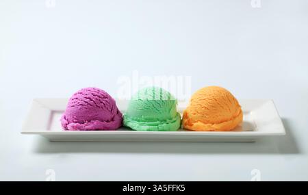 Tre palline di gelato sulla piastra lunga Foto Stock