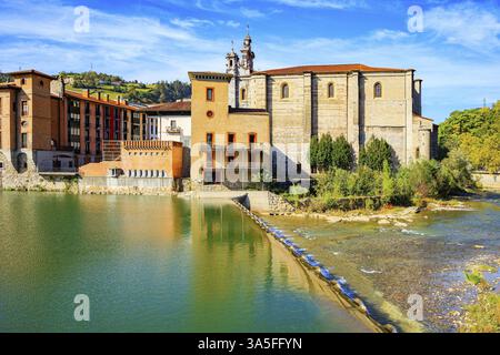 Tholosa è una piccola città vecchia con un'architettura interessante e insolita. Paesi baschi. Una bellissima diga e un ponte furono costruiti sul fiume Oria Foto Stock