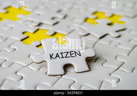 Testo Kaizen sul puzzle che rappresenta il cambiamento in meglio. Concetto di miglioramento continuo. Foto Stock
