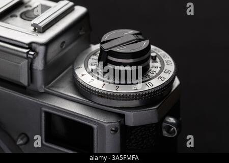 Primo piano della velocità dell'otturatore e del meccanismo di impostazione ISO di una vecchia fotocamera con telemetro Foto Stock