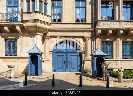 Un soldato è di guardia di fronte al Palazzo Granducale di Lussemburgo, la residenza ufficiale del granduca di Lussemburgo. Foto Stock
