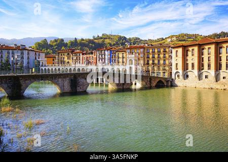 È stato costruito un bel ponte sul fiume Oria. Paesi baschi. Tholosa è una piccola città vecchia con un'architettura interessante e insolita Foto Stock