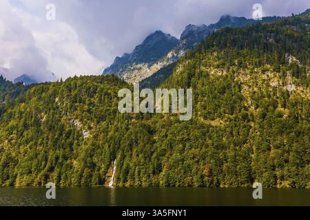 Koenigssee - il lago più pulito della Germania. Il lago è circondato da alte montagne. Pittoresche ripide sponde del lago e cascate della foresta. La c Foto Stock