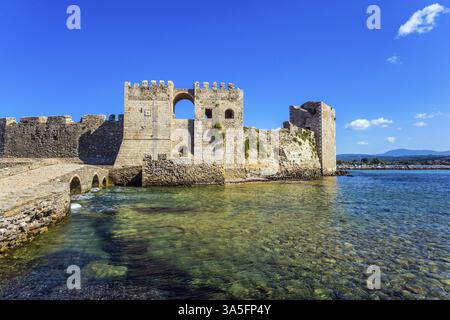 Potenti mura e torri sono fatte di pietre tagliate. Il pittoresco porto antico di Methoni nel Mediterraneo greco. Il concetto di attivo, foto e h Foto Stock