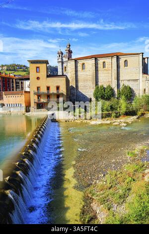 Tholosa è una piccola città vecchia con un'architettura interessante e insolita. Paesi baschi. Una bellissima diga è stata costruita dall'altra parte del fiume Oria Foto Stock