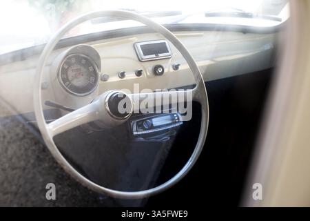 Interni bianchi di un'auto d'epoca. Volante bianco Foto Stock