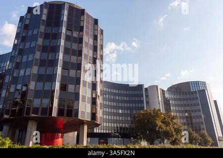 STRASBURGO, FRANCIA - 19 SETTEMBRE 2024: Un moderno edificio architettonico a Strasburgo, Francia, che mostra il suo design unico Foto Stock