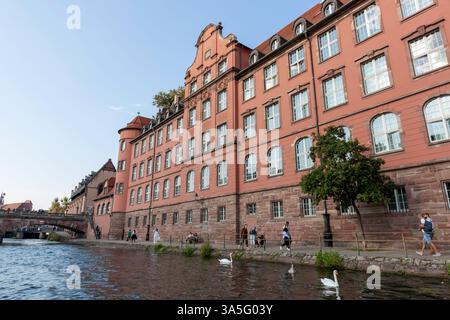 STRASBURGO, FRANCIA - 19 SETTEMBRE 2024: Edificio scolastico lungo un canale a Strasburgo, Francia Foto Stock