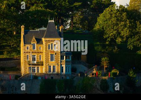 Francia, Ille-et-Vilaine (35), Dinard, vecchia villa sul mare chiamata Ker Lois in stile neogotico e costruita intorno al 1902 Foto Stock