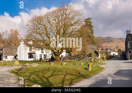 Il pub del villaggio Britannia Inn nella Langdale Valley nel Lake District National Park. Elterwater, Ambleside, Cumbria, Inghilterra, Regno Unito, Regno Unito Foto Stock