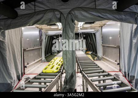 Dekontamination von Verletzten Personen nach einem angenommen Unfall mit Gefahrstoffen, Feuerwehr und Hilfsorganizationen üben den Aufbau und Betrieb eines Dekon-Platz, Verletzte werden gesichtet und dann in einem speziellen Duschzelt gewaschen um mögliche gefährliche Stoffe Einsatzkräfte belüftete Schutzanzügen Großübung Übung Foto Stock