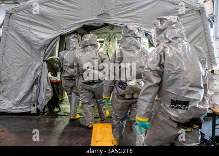 Dekontamination von Verletzten Personen nach einem angenommen Unfall mit Gefahrstoffen, Feuerwehr und Hilfsorganizationen üben den Aufbau und Betrieb eines Dekon-Platz, Verletzte werden gesichtet und dann in einem speziellen Duschzelt gewaschen um mögliche gefährliche Stoffe Einsatzkräfte belüftete Schutzanzügen Großübung Übung Foto Stock