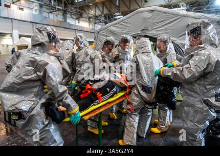 Dekontamination von Verletzten Personen nach einem angenommen Unfall mit Gefahrstoffen, Feuerwehr und Hilfsorganizationen üben den Aufbau und Betrieb eines Dekon-Platz, Verletzte werden gesichtet und dann in einem speziellen Duschzelt gewaschen um mögliche gefährliche Stoffe Einsatzkräfte belüftete Schutzanzügen Großübung Übung Foto Stock
