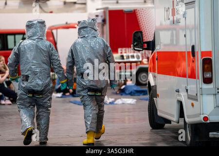 Dekontamination von Verletzten Personen nach einem angenommen Unfall mit Gefahrstoffen, Feuerwehr und Hilfsorganizationen üben den Aufbau und Betrieb eines Dekon-Platz, Verletzte werden gesichtet und dann in einem speziellen Duschzelt gewaschen um mögliche gefährliche Stoffe Einsatzkräfte belüftete Schutzanzügen Großübung Übung Foto Stock