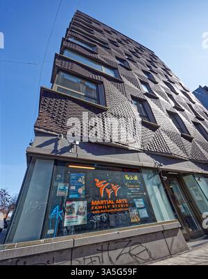 290 Mulberry Street, Mulberry House, ha finestre sfalsate e angolari disposte su una facciata di pannelli di mattoni prefabbricati grigi. Foto Stock