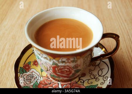 Tazza di tè Masala Chai appena preparato su un tavolo di legno Foto Stock