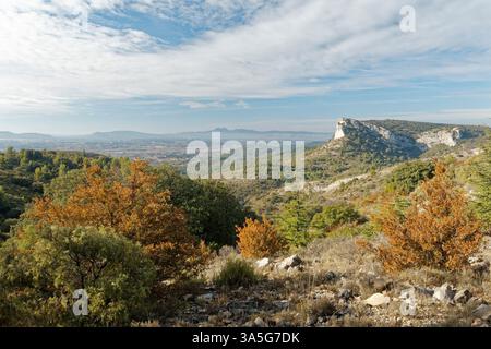 Idyllic view of over the southern part of the Luberon near Mérindol (Vaucluse, Provence Alpes Côte d'Azur, France) Foto Stock