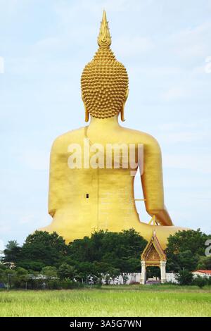 L'immagine del grande Buddha del Tempio di Wat Muang Vista dal retro, Provincia di Ang Thong, Tailandia Foto Stock