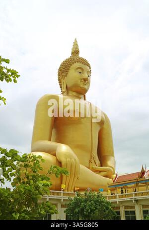 Incredibile grande immagine del Buddha d'oro nella postura seduta del Tempio di Wat Muang nella provincia di Ang Thong, Thailandia Foto Stock