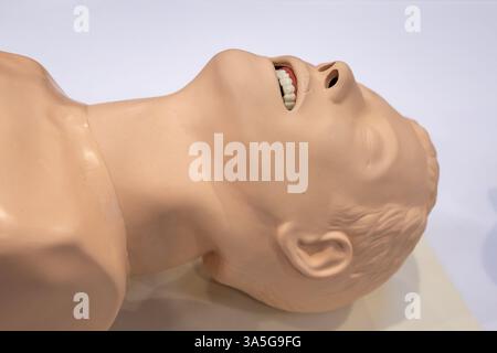 un manichino di addestramento per il pronto soccorso noto anche come manichino cpr pronto per essere utilizzato in una lezione di addestramento Foto Stock