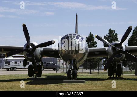 Boeing B-29 Superfortress. Bombardiere pesante a quattro motori a elica statunitense. Prodotto dalla Boeing tra il 1943 e il 1946, il primo prototipo fece il suo primo volo dal Boeing Field di Seattle il 21 settembre 1942, entrando in servizio l'8 maggio 1944. Fu utilizzato principalmente dagli Stati Uniti durante l'ultima fase della seconda guerra mondiale e della guerra di Corea (1950-1953). È stato progettato con una tecnologia all'avanguardia per i suoi tempi, tra cui una cabina pressurizzata, un carrello di atterraggio triciclo a doppia ruota e un sistema di controllo del fuoco analogico controllato da computer, che ha permesso a un cannoniere e a un ufficiale di controllo del fuoco di dirigere da remoto Foto Stock