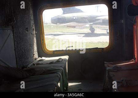 Bell UH-1F Irochese. Elicottero militare di medie dimensioni e servizio polivalente. Prodotto dalla Bell Helicopter, L'UH-1F fu introdotto nella United States Air Force (USAF) il 20 febbraio 1964. Sono stati utilizzati principalmente per la copertura dei servizi armati di missili. trasferimento di materiale e evacuazione aeromedica delle vittime. Dettagli interni. Museo aerospaziale e aerospaziale del South Dakota. Box Elder, South Dakota, Stati Uniti. Foto Stock