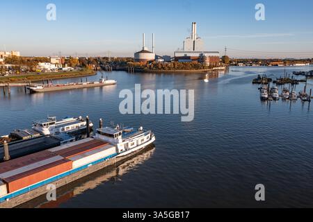 Navi interne nella baia di Billwerder ad Amburgo Foto Stock