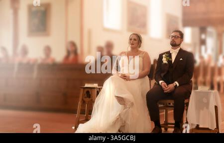 Parola di consenso, sposa e sposo nella chiesa nuziale con la famiglia e gli ospiti. Ritratto di una coppia di nozze in occasione del loro anniversario di matrimonio. Foto Stock
