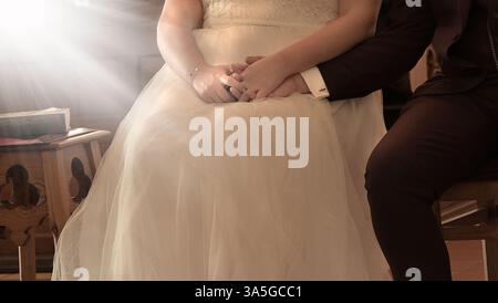 Parola di consenso, sposa e sposo nella chiesa nuziale con la famiglia e gli ospiti. Ritratto di una coppia di nozze in occasione del loro anniversario di matrimonio. Foto Stock