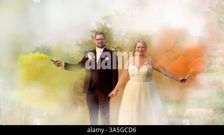 Sposa e sposo il giorno del matrimonio nel parco. Ritratto di una coppia di sposi e sposi il giorno del loro matrimonio, la coppia abbraccia e sono felici. Foto Stock