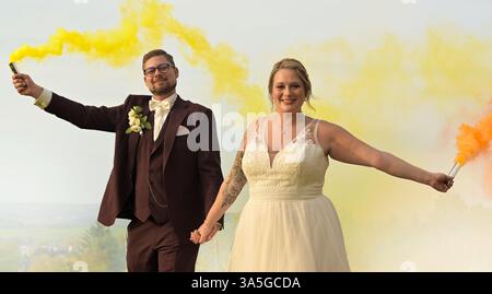 Sposa e sposo il giorno del matrimonio nel parco. Ritratto di una coppia di sposi e sposi il giorno del loro matrimonio, la coppia abbraccia e sono felici. Foto Stock