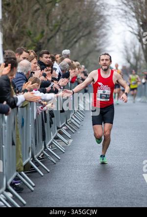 Brentwood, Regno Unito. 23 marzo 2025. Brentwood Half Marathon, Brentwood Essex The Brentwood Half Marathon, è il più grande evento del suo genere in Essex e sponsorizzato da Baker label e raccogliere milioni di sterline per beneficenza Credit: Richard Lincoln/Alamy Live News Foto Stock