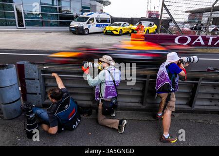 Fotografi vicino alla pit Lane durante la GIORNATA DI GARA DEL GRAN PREMIO DI CINA HEINEKEN 2025 DI FORMULA 1 presso il circuito internazionale Audi di Shanghai, Shanghai, Cina, il 23 marzo 2025 credito: /Every Second Media Foto Stock