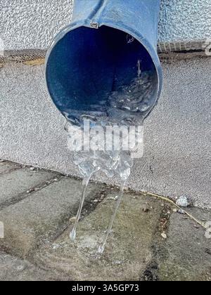 Acqua congelata nel tubo della casa. Il congelamento improvviso danneggia le fognature o il sistema di grondaie. Foto di alta qualità Foto Stock