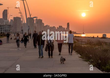 La popolazione locale libanese e araba sulla Corniche (lungomare) di Beirut, Libano, si gode il caldo tramonto sul mare Mediterraneo. Foto Stock
