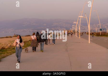 Il popolo libanese e arabo sul lungomare di Beirut (Corniche) durante la tranquilla serata nella capitale del Libano, in Medio Oriente. Foto Stock