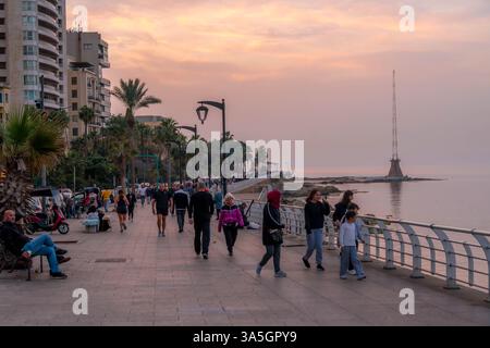 Il popolo libanese e arabo sul lungomare di Beirut (Corniche) durante la tranquilla serata nella capitale del Libano, in Medio Oriente. Foto Stock