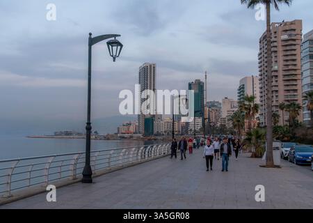 Il popolo libanese e arabo sul lungomare di Beirut (Corniche) durante la tranquilla serata nella capitale del Libano, in Medio Oriente. Foto Stock