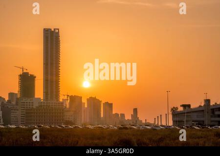 Una pittoresca vista al tramonto della Corniche di Beirut, in Libano, caratterizzata da una passeggiata, skyline urbano e caldi colori serali nella capitale. Foto Stock