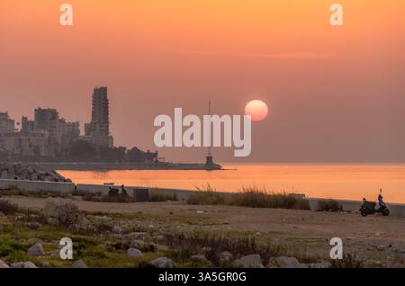 Una pittoresca vista al tramonto della Corniche di Beirut, in Libano, caratterizzata da una passeggiata, skyline urbano e caldi colori serali nella capitale. Foto Stock