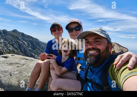 Famiglia felice che si fa un selfie in natura Foto Stock