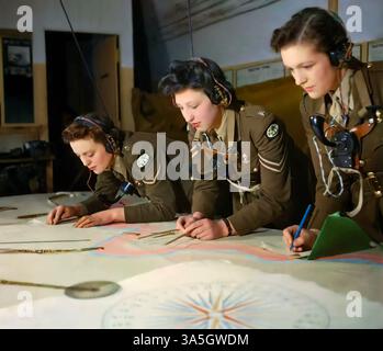 Donne complottrici di 428 Battery, Coast Defence Artillery membri dell'Auxiliary Territorial Service (ATS), il ramo femminile dell'esercito britannico durante la seconda guerra mondiale. Fotografato al lavoro presso il quartier generale dell'artiglieria costiera di dover, dicembre 1942 durante la seconda guerra mondiale. Foto Stock