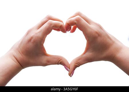 due mani che formano la forma di un cuore su uno sfondo bianco, simboleggiano l'amore e la connessione Foto Stock