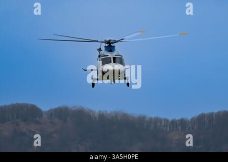 Mugello, Italia. 23 marzo 2025. Elicottero televisivo vola sul circuito del Mugello durante la 12 ore Michelin del Mugello 2025, gara Endurance nel Mugello, Italia, 22 marzo 2025 Credit: Independent Photo Agency/Alamy Live News Foto Stock