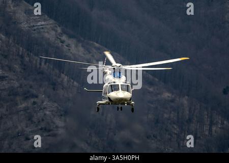 Mugello, Italia. 23 marzo 2025. Elicottero televisivo vola sul circuito del Mugello durante la 12 ore Michelin del Mugello 2025, gara Endurance nel Mugello, Italia, 22 marzo 2025 Credit: Independent Photo Agency/Alamy Live News Foto Stock