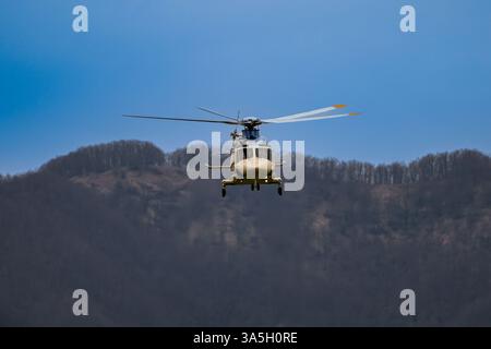 Mugello, Italia. 23 marzo 2025. Elicottero televisivo vola sul circuito del Mugello durante la 12 ore Michelin del Mugello 2025, gara Endurance nel Mugello, Italia, 22 marzo 2025 Credit: Independent Photo Agency/Alamy Live News Foto Stock