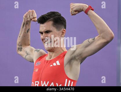 (250323) -- NANCHINO, 23 marzo 2025 (Xinhua) -- Jakob Ingebrigtsen di Norvegia celebra dopo la finale maschile dei 1500 m ai Campionati mondiali di atletica leggera indoor 2025 a Nanchino, provincia cinese di Jiangsu, 23 marzo 2025. (Xinhua/Song Yanhua) Foto Stock